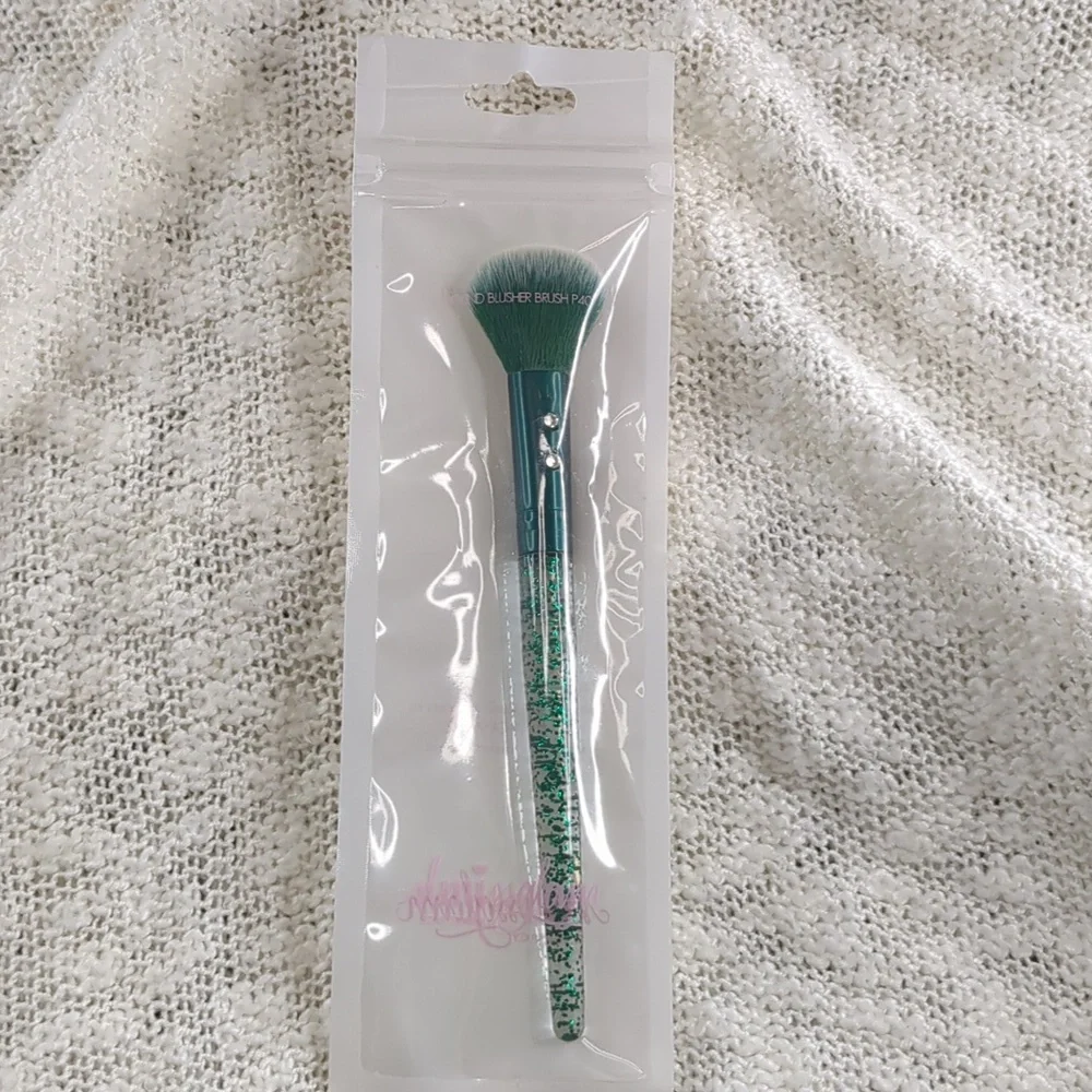 SLMISSGLAM P40 Round Blusher Brush in original sealed packaging.
